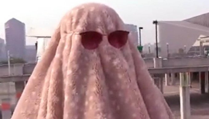 Fan de Taylor Swift que faltó al trabajo para ir a concierto se disfrazó del fantasma del video de 