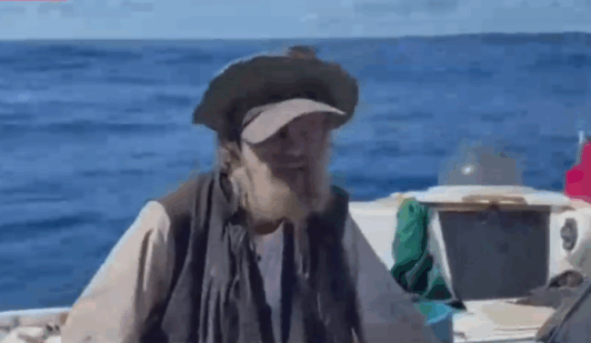 De película: Rescatan a náufrago y su perrita tras dos meses a la deriva