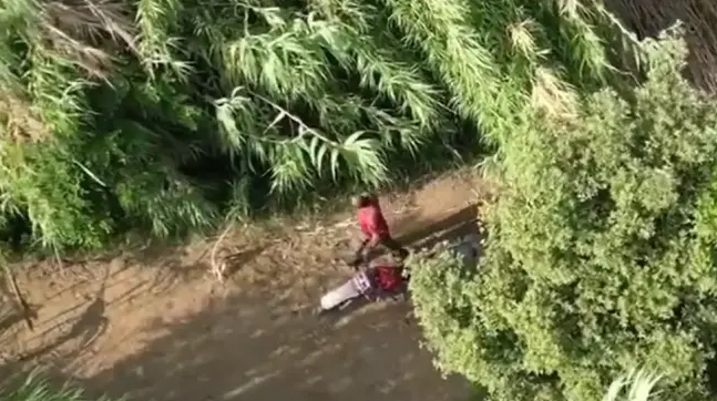 Un pirómano es grabado por un dron mientras provocaba incendios en el sur de Italia