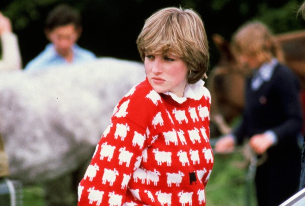 Subastarán el icónico chaleco de oveja negra usado por la princesa Diana