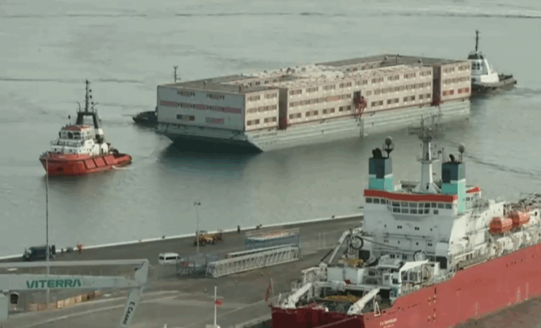 Polémica barcaza para refugiados llegó a Reino Unido: Puede albergar hasta 500 personas