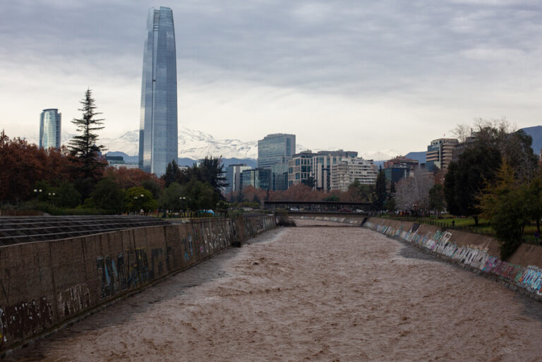 Encuentran cadáver flotando en el río Mapocho: Cuerpo correspondería a hombre perdido en La Reina este domingo