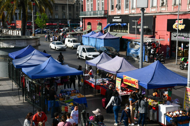 Toldos azules vuelven a Barrio Meiggs a meses de su retiro: Municipalidad de Santiago alista segundo operativo
