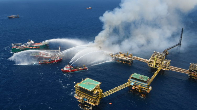 México: Dos personas murieron y una permanece desaparecida tras incendio en plataforma petrolera