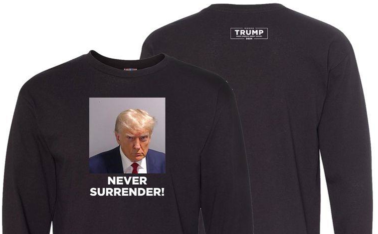 Tazas, poleras y más: Fotografía policial de Donald Trump fue convertida en un símbolo de campaña