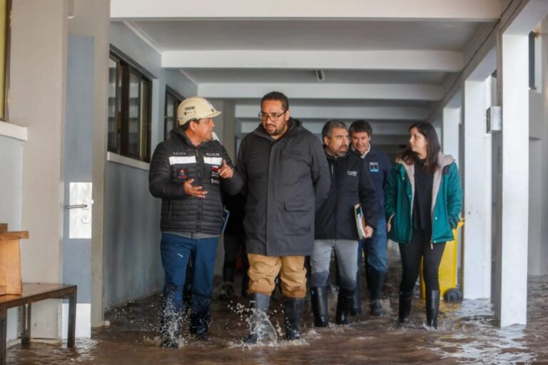 Ministro Cataldo visitó escuela dañada en Santa Cruz: “Tomaremos todas las medidas para recuperar la infraestructura”