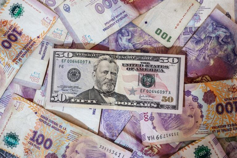Peso argentino sufre fuerte devaluación tras el sorpresivo triunfo de Milei en las primarias