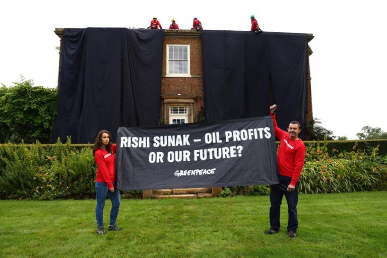 Detienen a 5 activistas de Greenpeace por protestar en el tejado de la casa del primer ministro británico