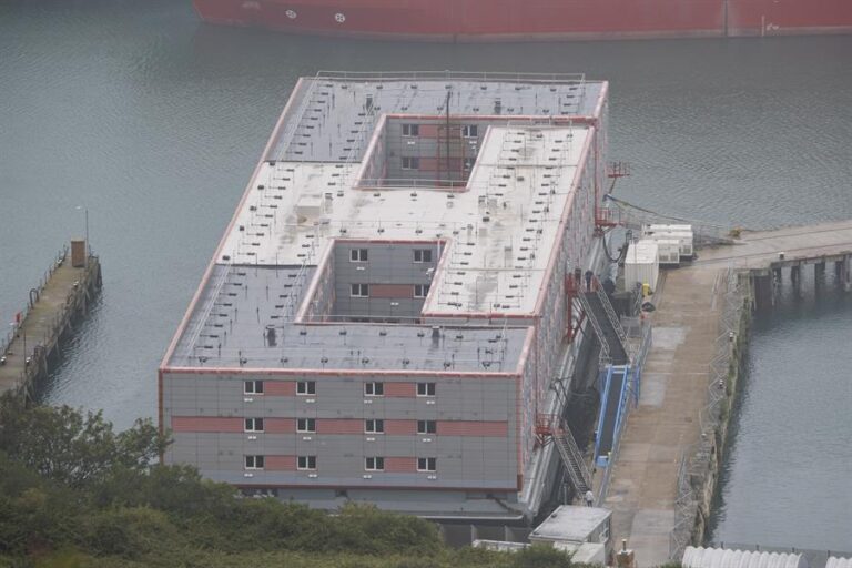 Reino Unido: Evacúan a migrantes de polémica barcaza para refugiados luego de que se detectara la presencia de una bacteria