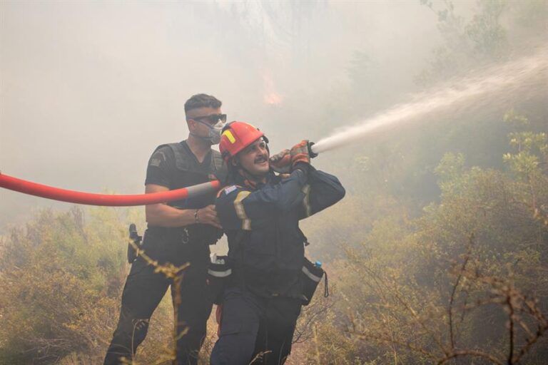Grecia ofrece vacaciones gratuitas a turistas que fueron evacuados a causa de los incendios