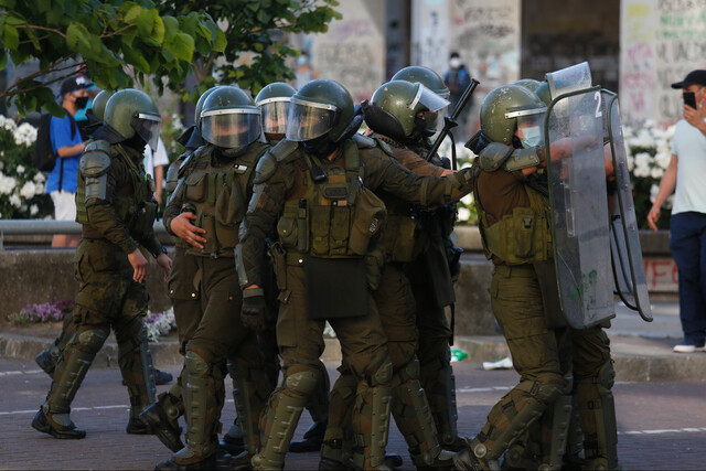 Sancionan al jefe de Control de Orden Público de Carabineros por desórdenes en Santiago