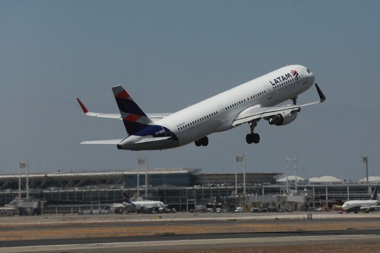 Piloto de Latam murió tras sufrir problemas de salud en pleno vuelo entre Miami y Santiago