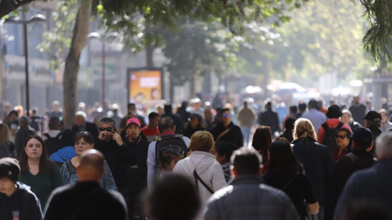 Primer estudio realizado con IA sobre democracia revela la alta valoración de la ciudadanía por este sistema político