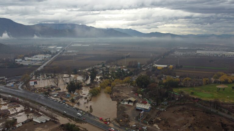 Aguas Andinas ante llegada de sistema frontal: Llamó a hacer “buen uso de la red de alcantarillado” y consumo responsable