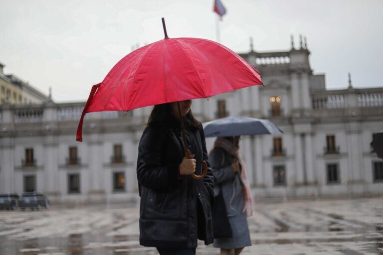 Regresa el clima invernal a la RM: Pronostican lluvias para varios días en Santiago