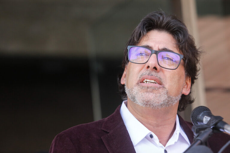 Jadue ingresa querella contra contralor Bermúdez acusando violación de secreto en investigación sobre Farmacias Populares