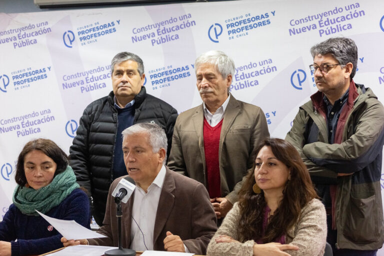 Tras inicio de paro indefinido: Gobierno entrega segunda propuesta a Colegio de Profesores