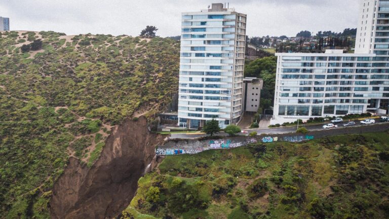 Residentes del edificio Kandinsky manifestaron preocupación ante posible derrumbe hacia socavón