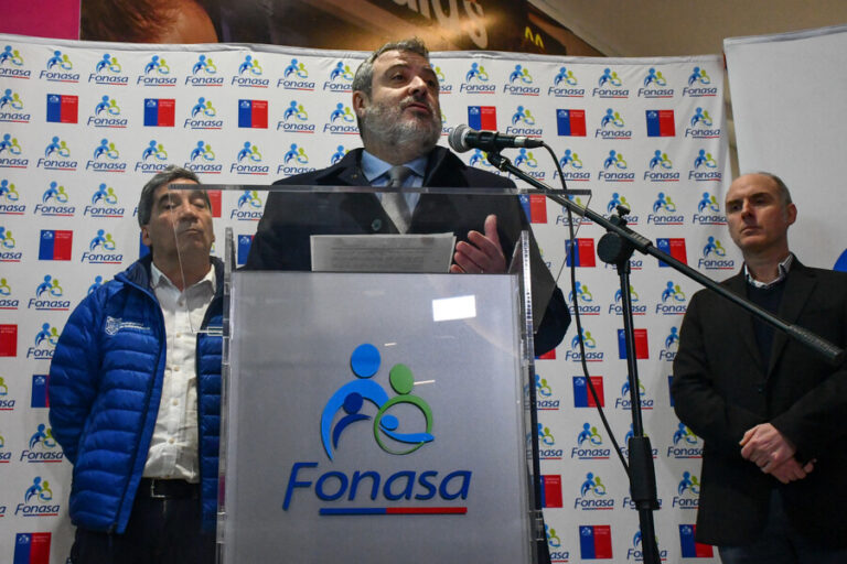 Diputados de oposición piden la renuncia de director de Fonasa tras demanda por deudas a clínicas privadas