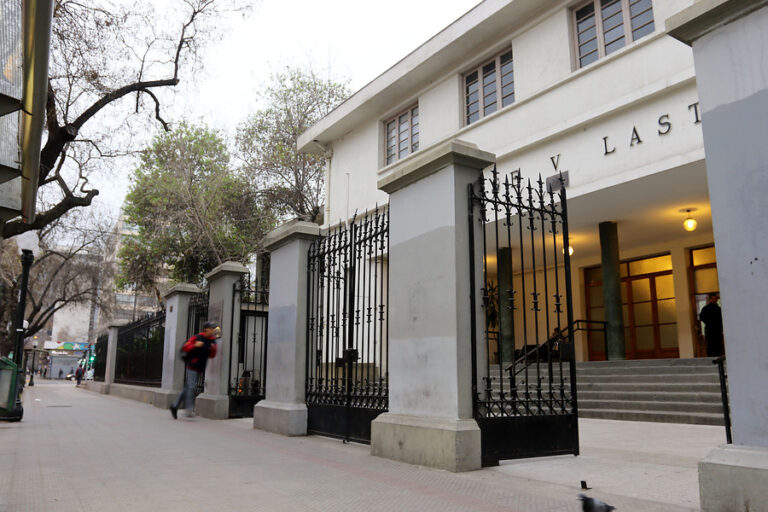 Evacúan Liceo Lastarria tras explosión de bombas de ruido artesanales: Fueron elaboradas con cloro