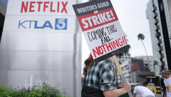 Productores de Hollywood presentan nuevas propuestas a guionistas en huelga: Incluyen el aumento salarial más alto en 35 años