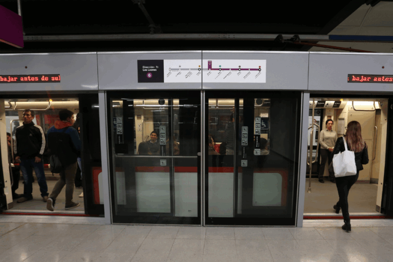 Metro de Santiago anuncia que Línea 1 tendrá barreras anticaídas: Serán similares a las de L3 y L6