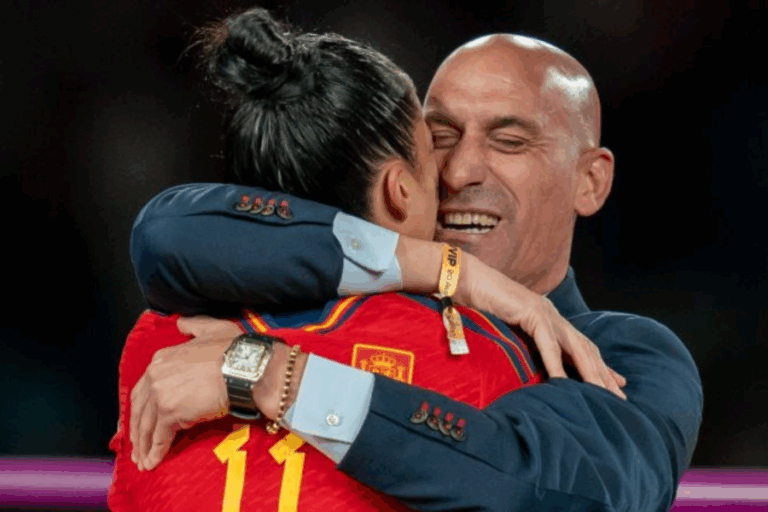 Polémica por beso no consentido a Jenni Hermoso, ganadora del Mundial: Pdte. de Federación Española de Fútbol se disculpa