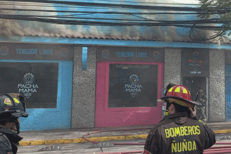 Incendio afecta a locales comerciales de Ñuñoa: 80 bomberos trabajan para controlar el fuego