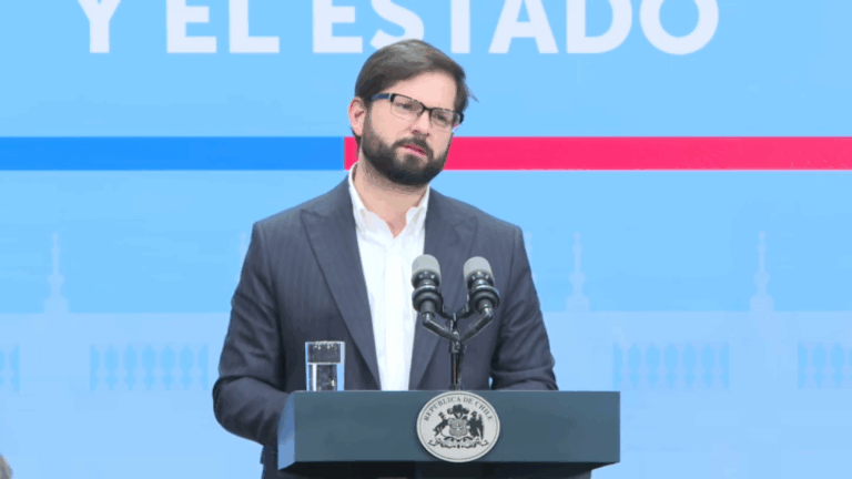 Presidente Boric recibe informe con 46 medidas elaboradas por la comisión para la probidad y transparencia