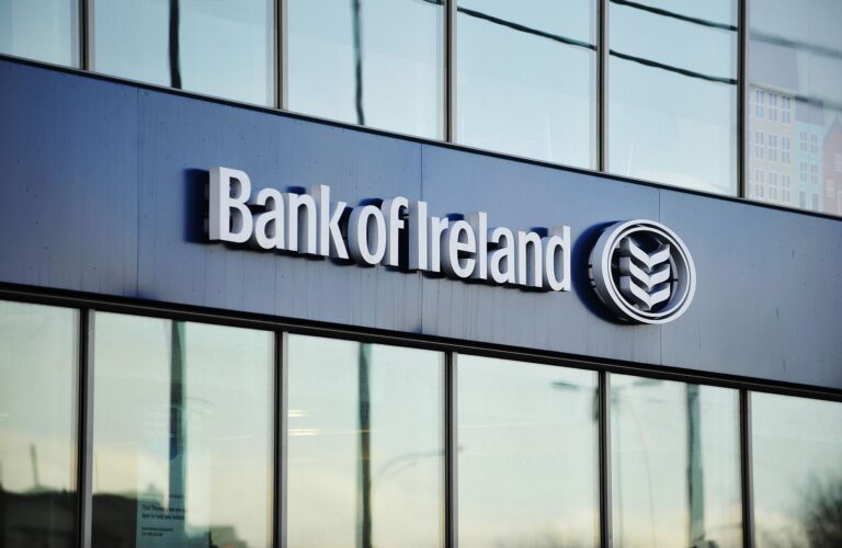 Banco de Irlanda: Falla en sistema les permitió a clientes retirar dinero que no tenían