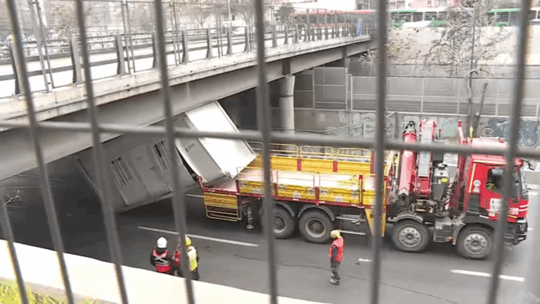 Camión quedó atascado en paso bajo nivel de Ruta 5 y povocó gran congestión vehicular