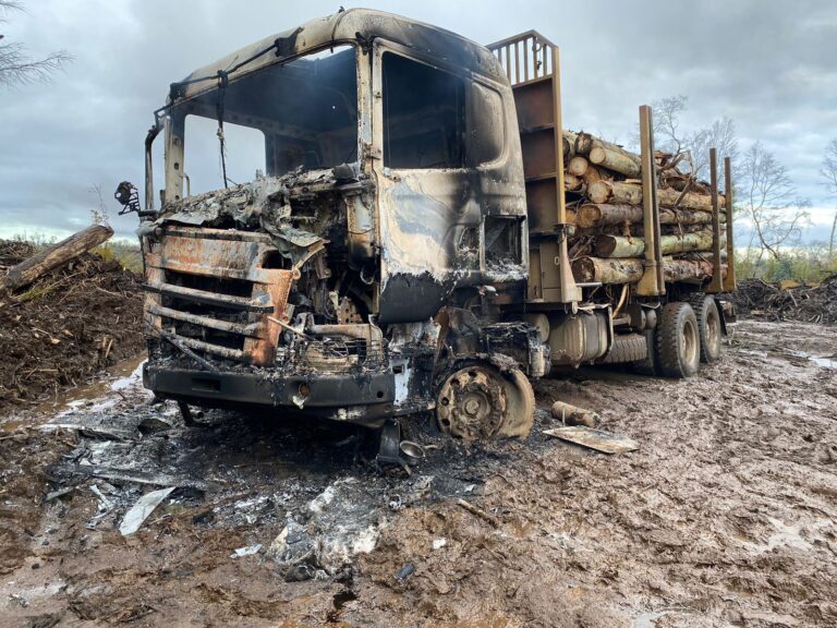 La Araucanía: Ataque en Collipulli deja cuatro camiones completamente incendiados