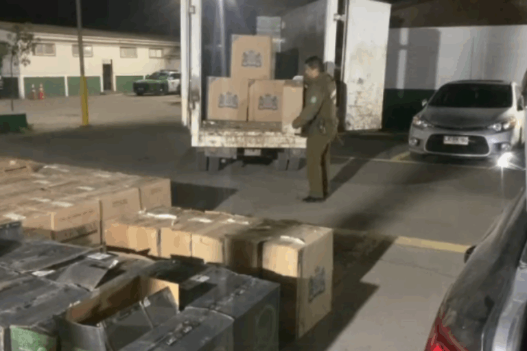 Detienen a tres sujetos por robo y contrabando de cigarrillos ilegales en La Pintana: Incautaron $128 millones en cajetillas