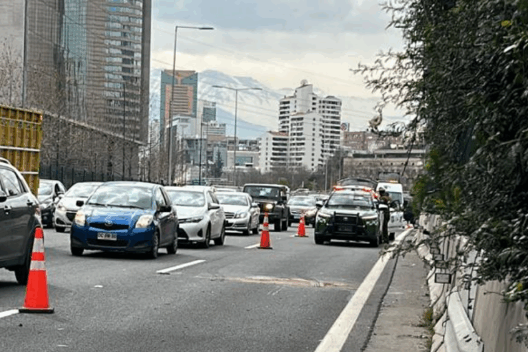 Colisión múltiple en autopista de Vitacura deja un herido: Accidente mantiene una pista bloqueada