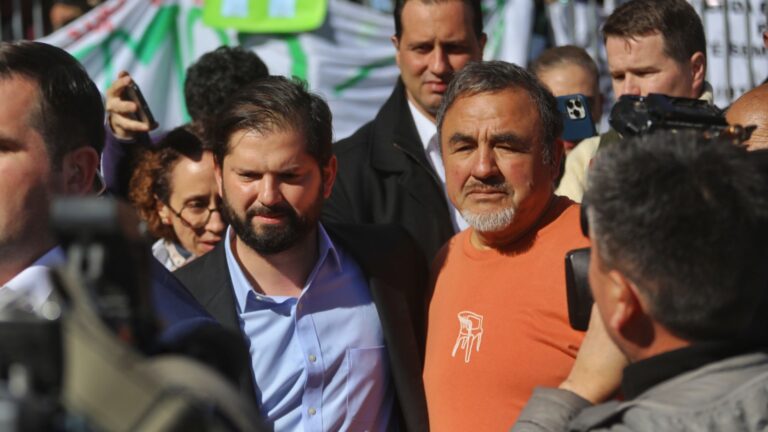 Instruyen sumario a funcionario municipal de La Pintana que estuvo en manifestación frente a La Moneda