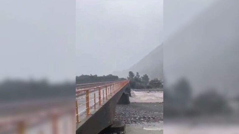 Tras desborde de río Maule: Puente Los Vientos de San Clemente está en peligro de derrumbe