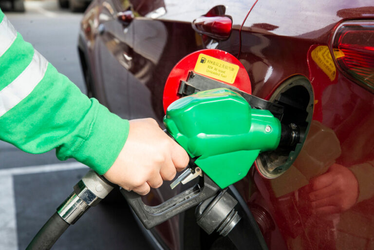Francia: Gobierno descarta restablecer descuento a los combustibles como en 2022