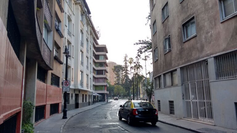 Tras reclamos de vecinos: Colegio de Arquitectos desiste de idea de cambio de nombre a calle Namur y opta por otra