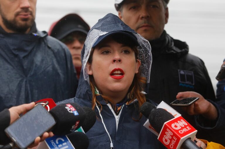 Delegada Martínez hace “llamado a la calma” por sistema frontal en la RM: “No es necesario todavía acumular agua”