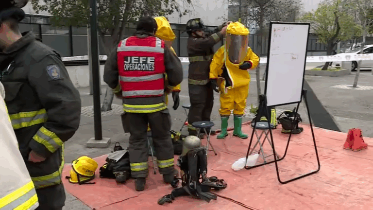 Bomberos realiza operativo por emergencia química en Hospital de La Florida: Sospechan presencia de cianuro