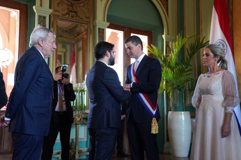 Presidente Boric hace un llamado a “profundizar vínculos” y “avanzar en proyectos” tras cambio de mando en Paraguay