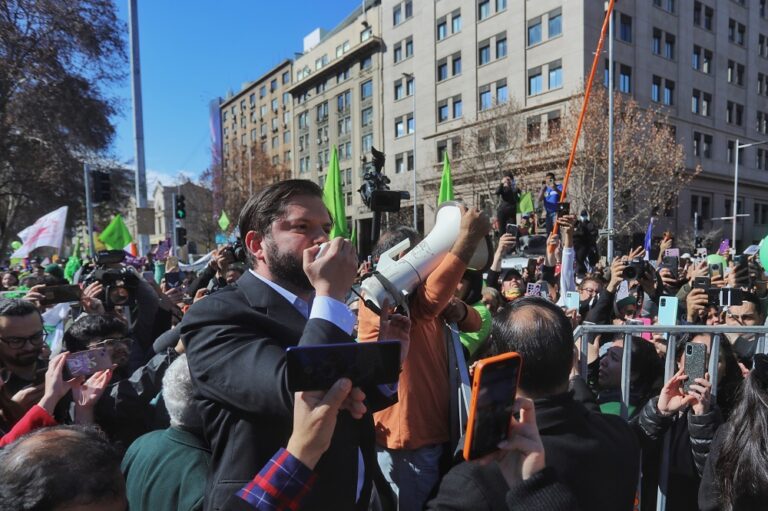 Pdte. Boric interviene con megáfono en protesta de comités de vivienda: Aseguró construcción de más de 260 mil casas