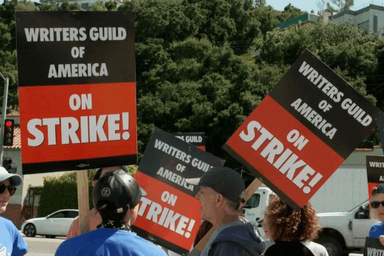 Estudios de Hollywood piden al sindicato de guionistas que vuelva a la mesa de negociaciones