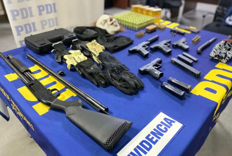 Lampa: Detienen a adolescente de 15 años que tenía amplio arsenal en el dormitorio de su casa