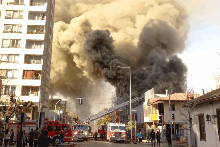 Intenso incendio se registra al interior de un local comercial en la comuna de Santiago: Ya fue controlado