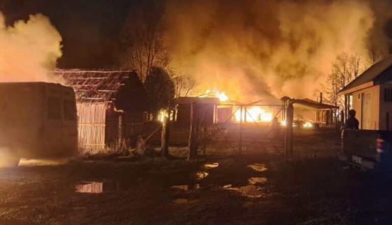 Ataque incendiario en Traiguén: Resistencia Mapuche Malleco destruyó una posta, una escuela y diversos vehículos