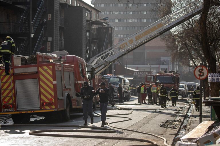 Más de 70 muertos y 53 heridos tras incendio en edificio de Johannesburgo: Autoridades desconocen la causa del fuego