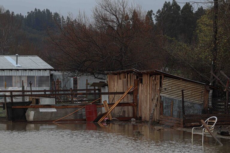 Alarma por sistema frontal: Evacuaciones y muerte de un bombero marcan la jornada de precipitaciones