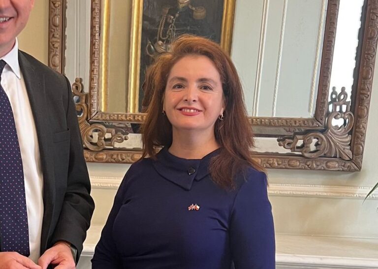 Embajadora de Chile en Reino Unido renuncia al cargo tras polémica por millonario proyecto
