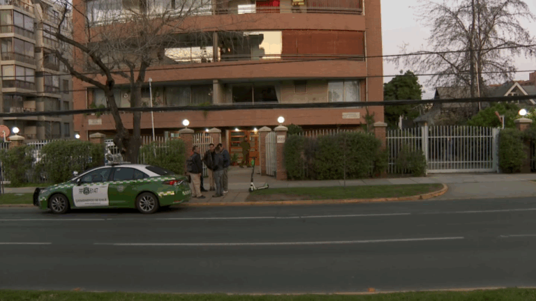Investigan presunto parricidio en Las Condes: Madre habría matado a sus tres hijos y luego se habría quitado la vida